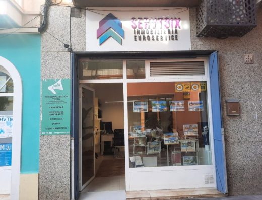 Imagen de la entrada al local a través de rampa.