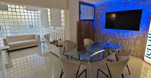 Imagen de una mesa de atención al público de cristal.