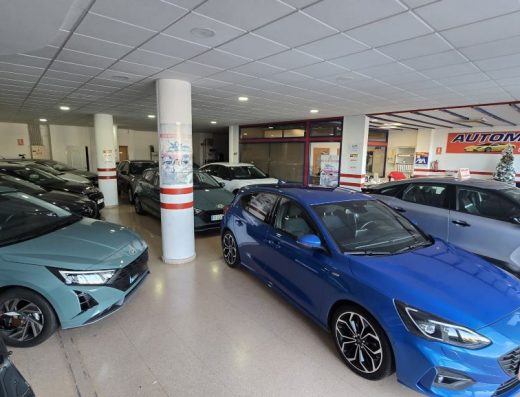 Imagen del interior de un local de alquiler de vehículos, automóviles y motos.