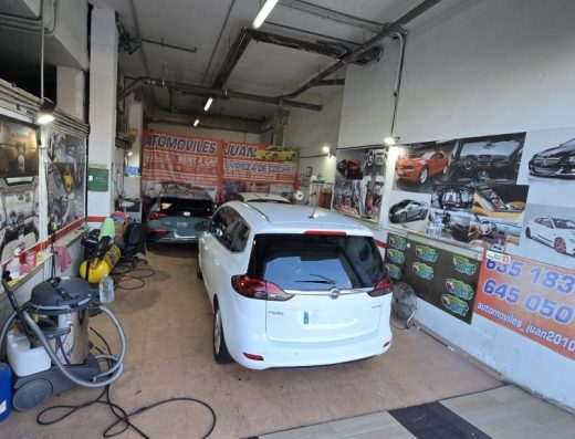Imagen del interior del local de limpieza en seco con un coche en su interior.