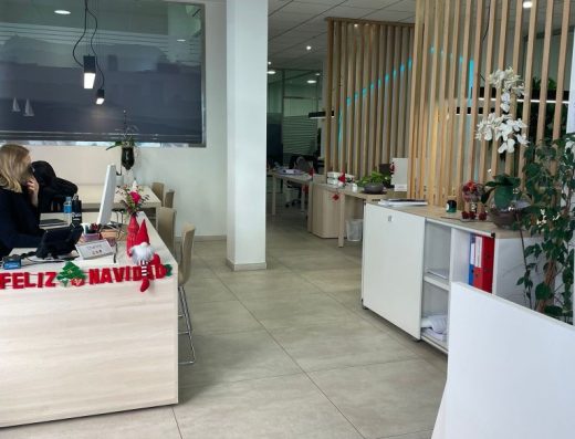Imagen del interior del local con distintos puntos de atención al cliente con mesas de confidente.