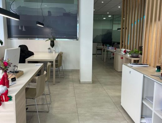 Imagen del interior del local con distintos puntos de atención al cliente con mesas de confidente.