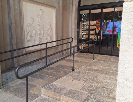 Imagen de la rampa de acceso a la oficina de turismo con barandilla a doble altura.