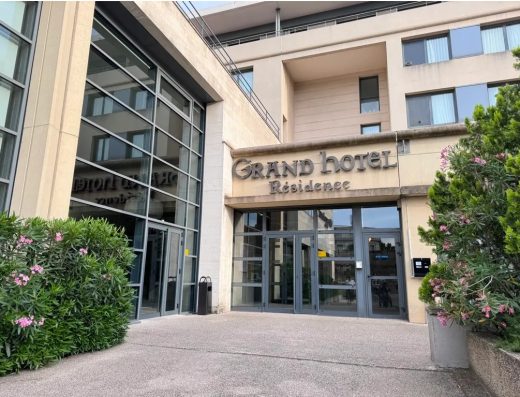 Imagen de la puerta de entrada al hotel, a cota cero y con puerta acristalada.