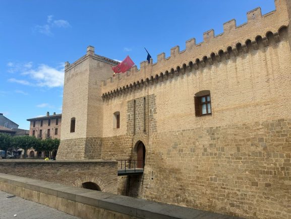 Imagen de la fachada principal del castillo.