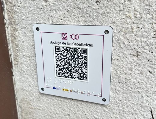 Imagen del código QR en relieve y braille que accede al contenido digital de la bodega de las Caballerizas.