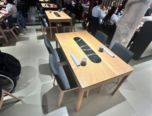 Imagen del interior del comedor con mesas rectangulares para 4 comensales.