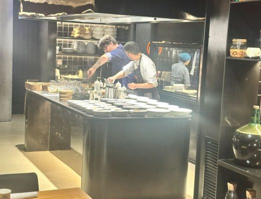Imagen de la cocina del restaurante abierta donde los comensales pueden observar a los chefs cocinando.