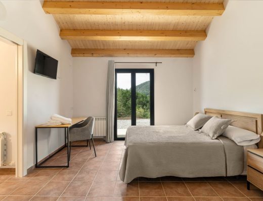 Imagen del interior de la habitación adaptadas con cama doble.