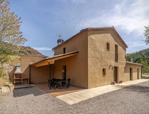 Imagen panorámica del exterior de la casa con zona de barcaboa.