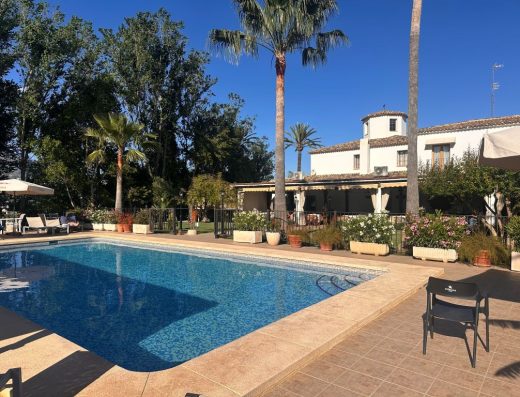 Imagen de la piscina con bordillo a su alrededor.