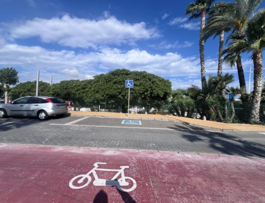 Imagen de una plaza de aparcamiento adaptada en línea.