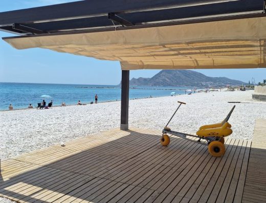 Imagen de una silla anfibia bajo una pérgola.