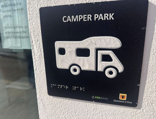 Imagen de pictograma de ARASAAC de caravana con texto en braille y picto en relieve.