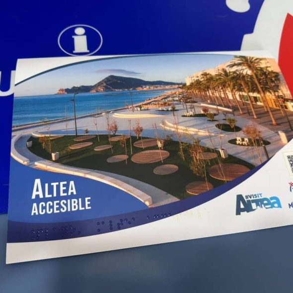 Imagen de la portada de un folleto accesible de Altea.