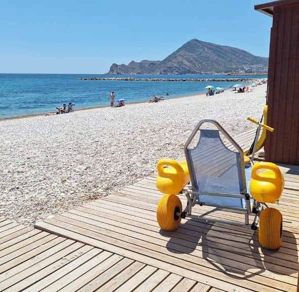 Imagen de una silla anfibia en un punto de playa accesible.