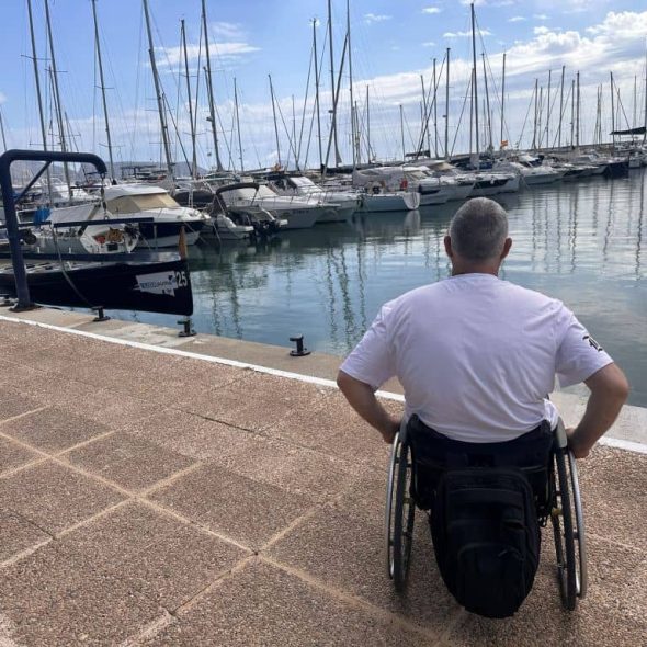 Imagen de una persona en silla de ruedas en el puerto de Altea