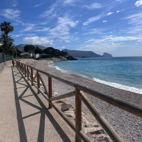 Imagen de un sendero con recorrido junto a la playa.