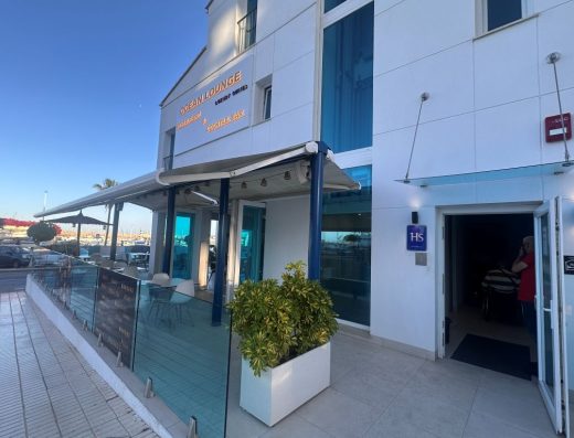 Imagen de la fachada principal del hostal. Junto a la entrada está la terraza de su restaurante.