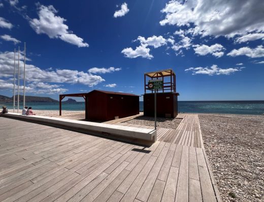 Imagen de la zona de acceso al punto de playa accesible, a cota cero.