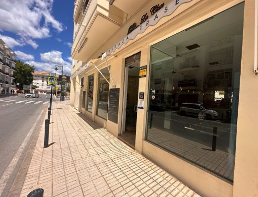 Imagen de la fachada principal del restaurante con un escalón en la entrada.