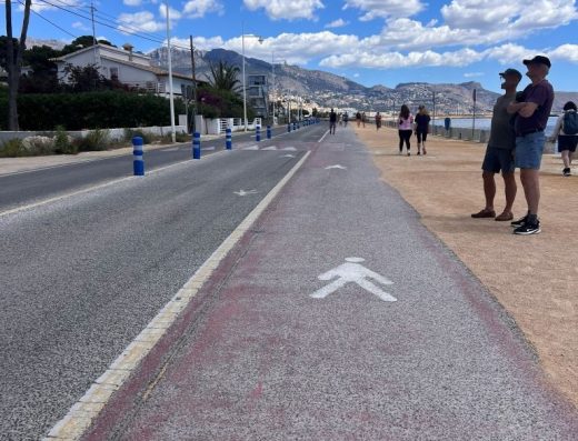 Imagen de un tramo de sendero señalizado como peatonal en el pavimento.