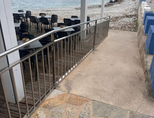 Imagen de una rampa de acceso a al chiringuito de la playa.
