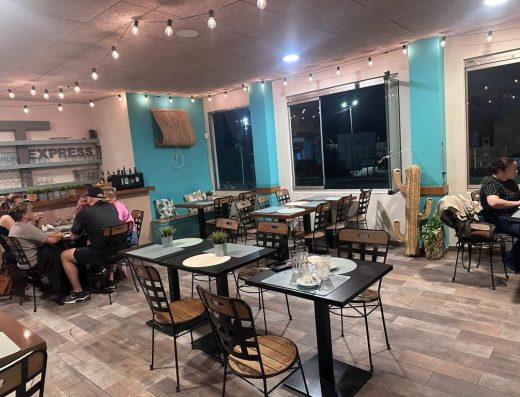 Imagen del interior del restaurante con mesas de pata central.
