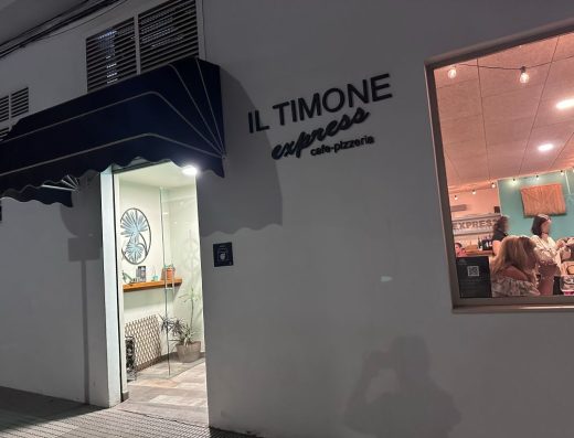 Imagen de la entrada al restaurante. En la pared de la derecha está el nombre del restaurante.
