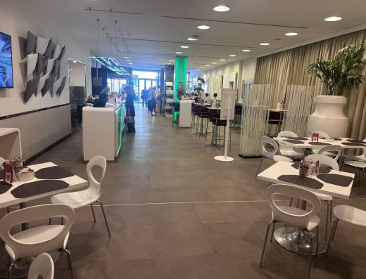 Imagen de la zona de comedor con mesas de pata central.