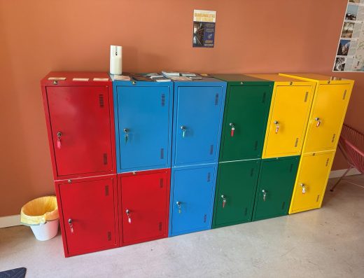 Imagen de unas taquillas de distintos colores. Colocadas sobre el suelo con dos alturas.