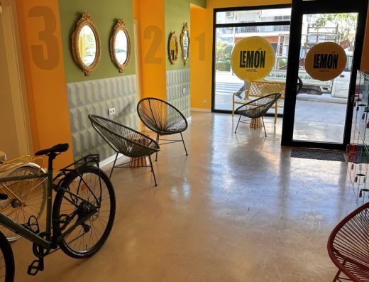 Imagen del interior del Lemon Hoste, zona de la entrada. A la izquierda de la imagen se encuentran la habitación 1, 2 y 3 y varias bicicletas. En distintos puntos se han colocado varias sillas.