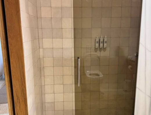 Imagen de la ducha con mampara corredera.