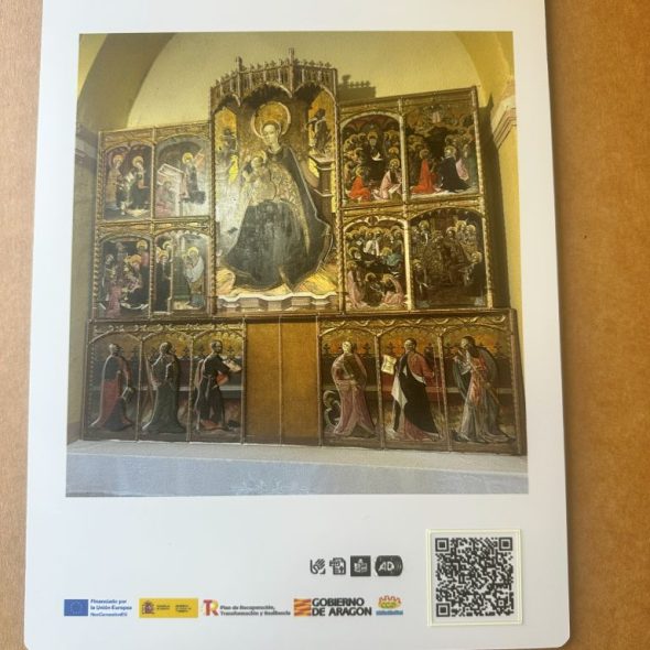 Imagen de una lámina háptica con elementos en relieve. Abajo, a la derecha, hay un código QR que enlaza con material digital accesible.