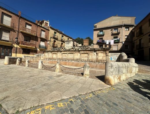 Imagen de una fuente monumental con 20 caños.