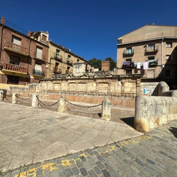 Imagen de una fuente monumental con 20 caños.