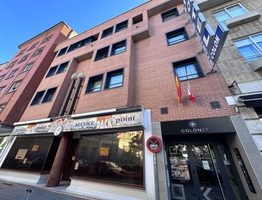 Imagen de la fachada del edificio de apartamentos con 4 alturas.