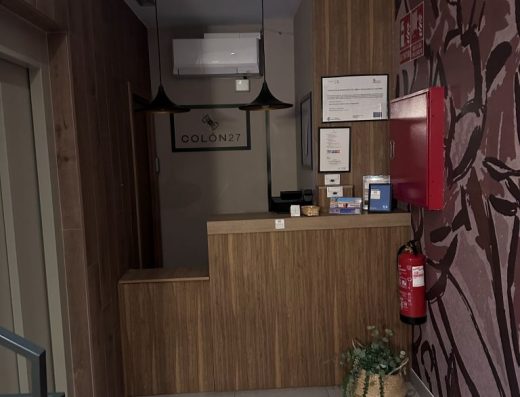Imagen de la recepción con mostrador con espacio rebajado.