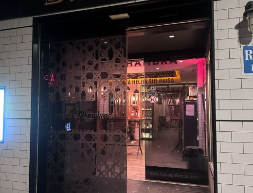 Imagen de la puerta de entrada al local.