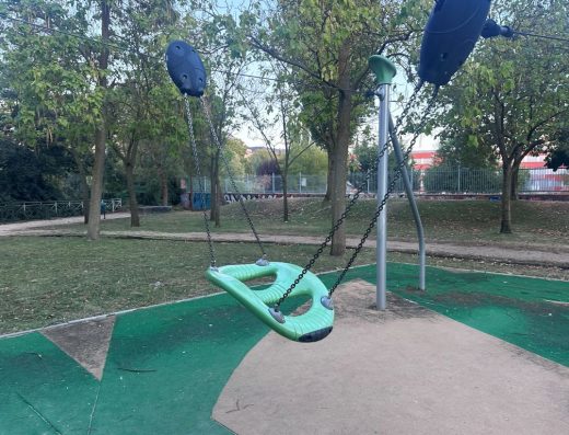 Imagen de una tirolina con asiento con dos aberturas para meter las piernas.