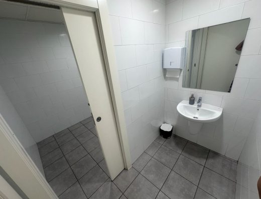 Imagen de la zona del lavabo. A la izquierda puerta corredera y a la derecha el lavabo sin pie.