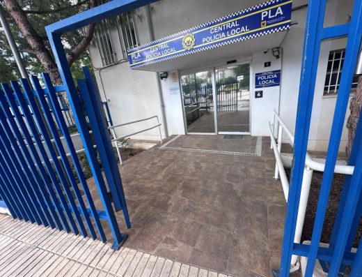 Imagen de la entrada a la comisaría de policía.