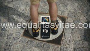 Imagen de las piernas de una persona sobre un círculo en el que hay un código QR y un pictograma que indica que es un punto selfie accesible.