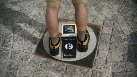 Imagen de las piernas de una persona sobre un círculo en el que hay un código QR y un pictograma que indica que es un punto selfie accesible.